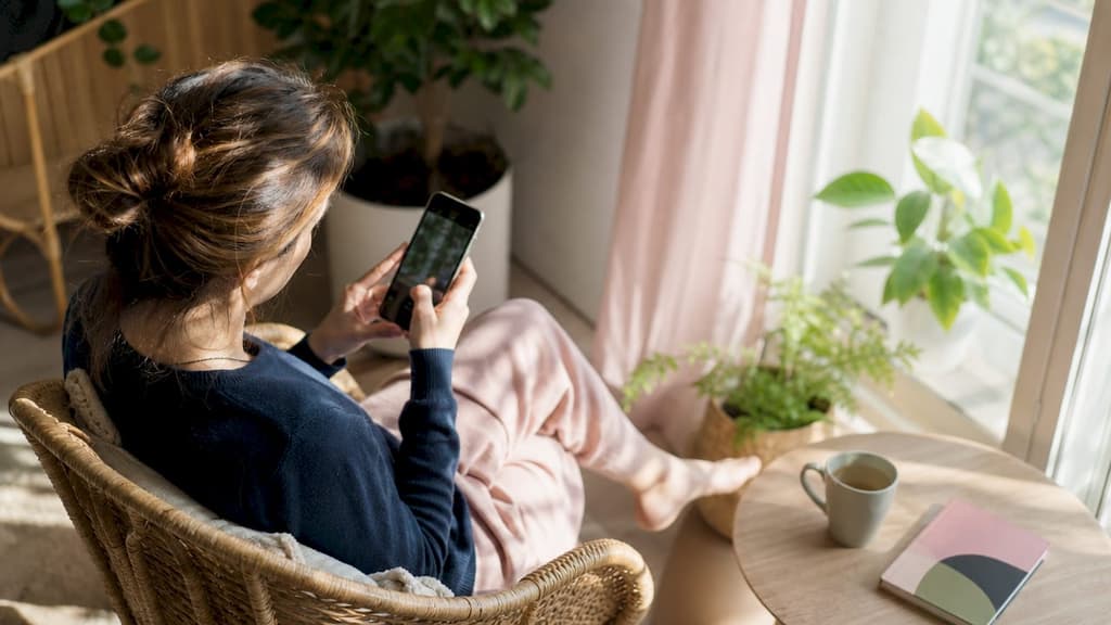 Une femme se demande comment protéger efficacement les photos qu'elle garde sur son smartphone.