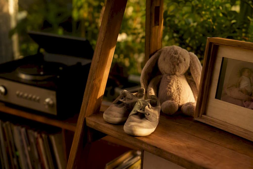 Les étapes de l'enfant et un appareil audio