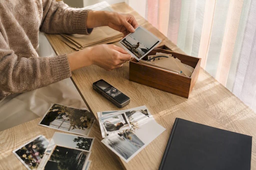 Des mains déposant des objets souvenirs sur la table