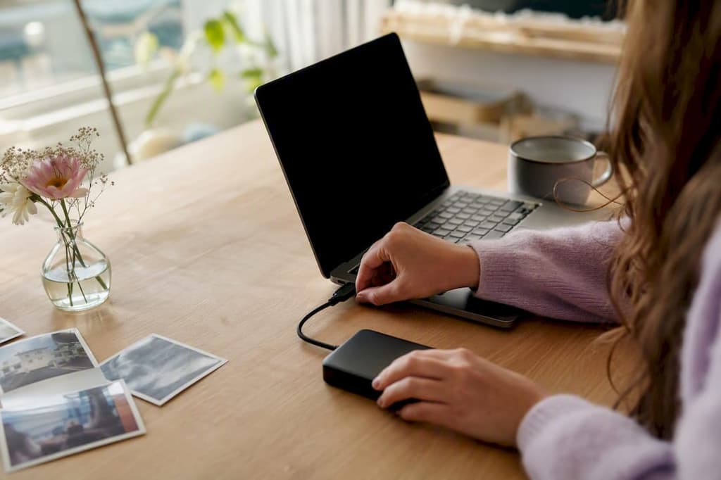 Mains branchant un câble de disque dur externe