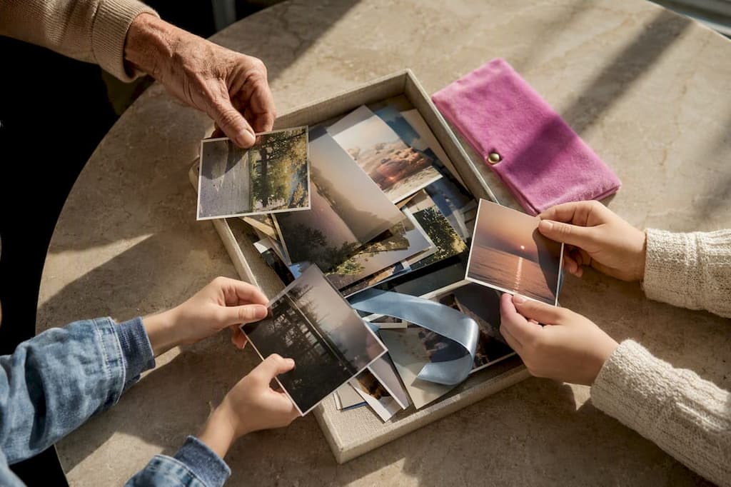Mains tenant des photos de famille imprimées