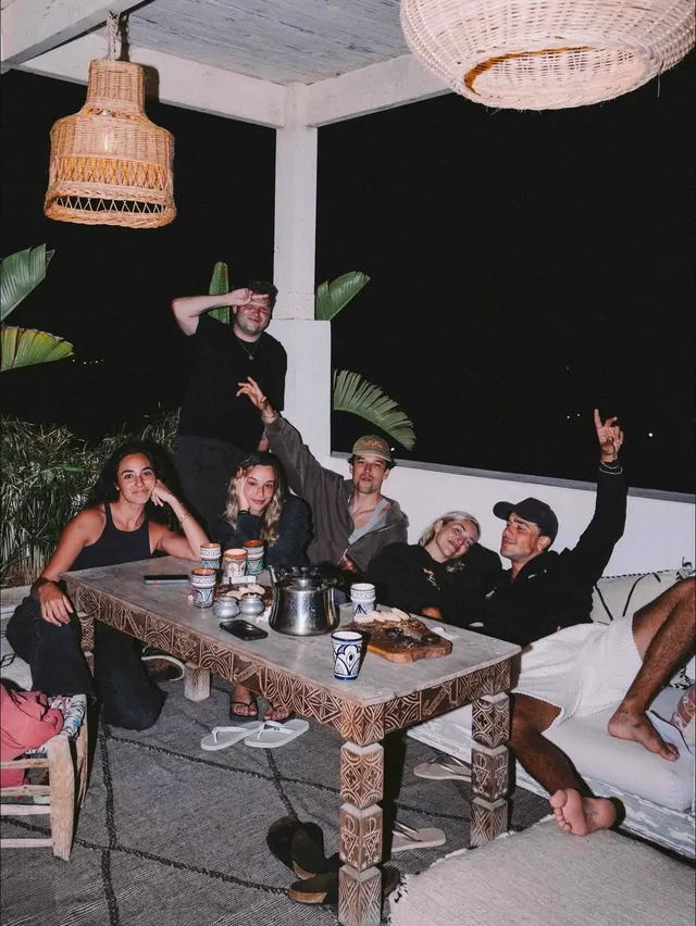 Une bande d’amis fête un anniversaire